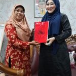 Kepmad MTsN 11 Tanah Datar Serahkan Proposal Bantuan Pembangunan kepada Anggota Komisi VIII DPR RI, Hj. Lisda Hendrajoni