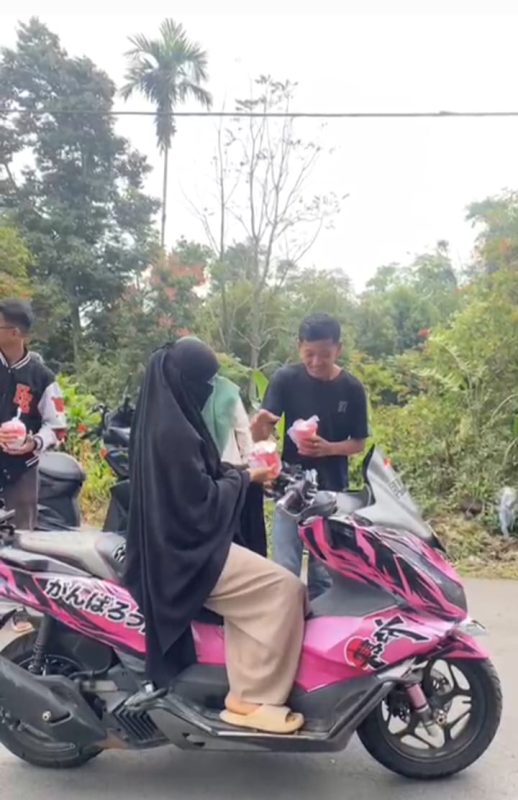 Sambut Keberkahan Ramadan, MTsN 11 Tanah Datar Gelar Aksi Berbagi Takjil