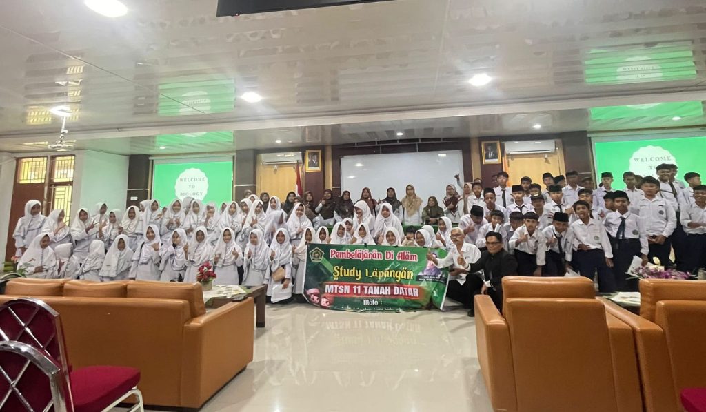 Kolaborasi Tiga Mata Pelajaran, Siswa MTsN 11 Tanah Datar Laksanakan Observasi Lapangan ke Departemen Biologi UNAND Padang