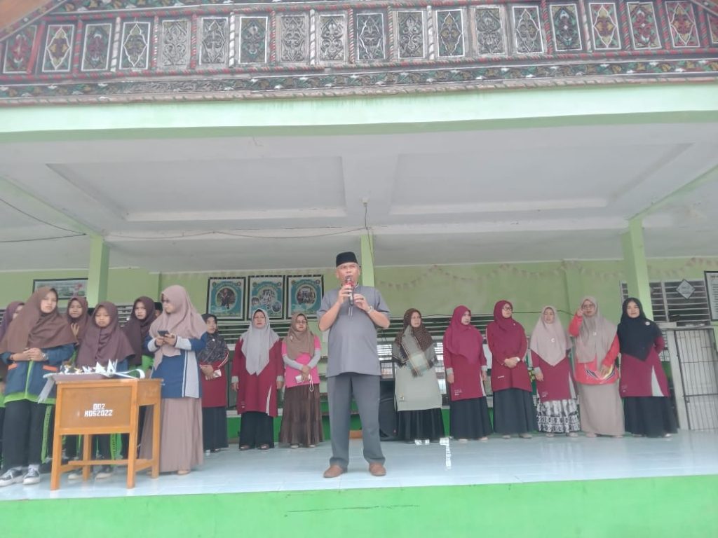 Kepala MTsN 11 Tanah Datar Resmi Tutup MATAMUDA 2026/2027, Semangat Kebersamaan Warnai Penutupan
