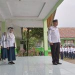 Pimpin Upacara Bendera, H. Yunizar Ajak Warga MTsN 11 Tanah Datar Perkuat Disiplin dan Semangat Belajar