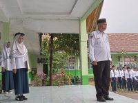 Pimpin Upacara Bendera, H. Yunizar Ajak Warga MTsN 11 Tanah Datar Perkuat Disiplin dan Semangat Belajar